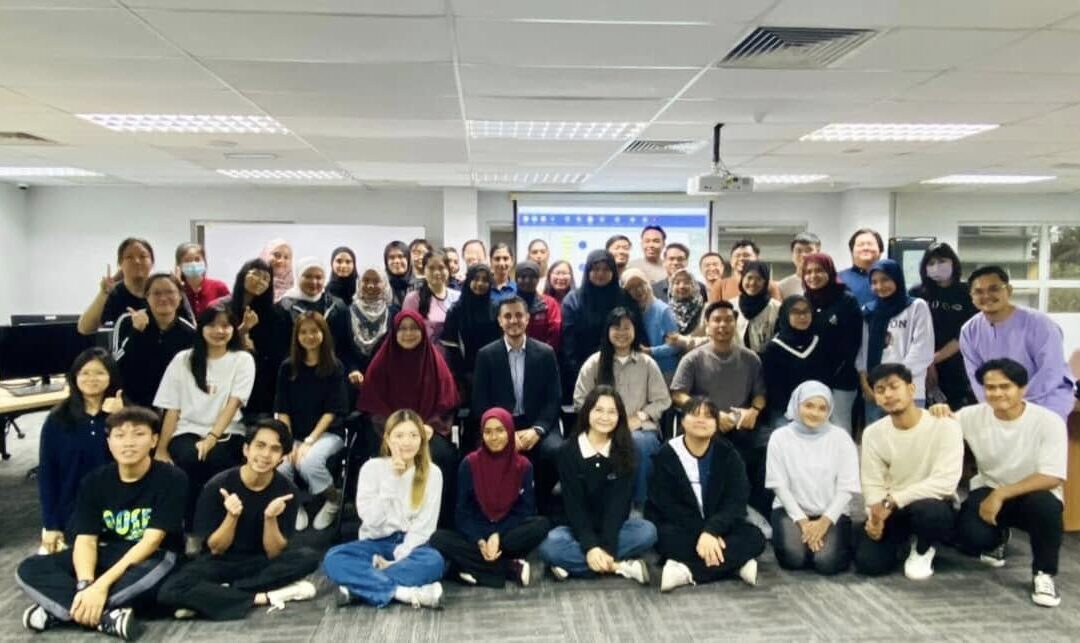 𝗘𝗺𝗽𝗼𝘄𝗲𝗿𝗶𝗻𝗴 𝗠𝗮𝗿𝗸𝗲𝘁𝗶𝗻𝗴 𝗦𝘁𝘂𝗱𝗲𝗻𝘁𝘀 𝘄𝗶𝘁𝗵 𝗖𝘂𝘁𝘁𝗶𝗻𝗴-𝗘𝗱𝗴𝗲 𝗥𝗲𝘀𝗲𝗮𝗿𝗰𝗵 𝗧𝗼𝗼𝗹𝘀 𝘁𝗼 𝗘𝗻𝗵𝗮𝗻𝗰𝗲 𝗔𝗰𝗮𝗱𝗲𝗺𝗶𝗰 𝗣𝗼𝘁𝗲𝗻𝘁𝗶𝗮𝗹